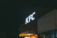Na stavbě KFC v Ladné teď pracují o sto šest. Zjistit, kdy otevře, je detektivka